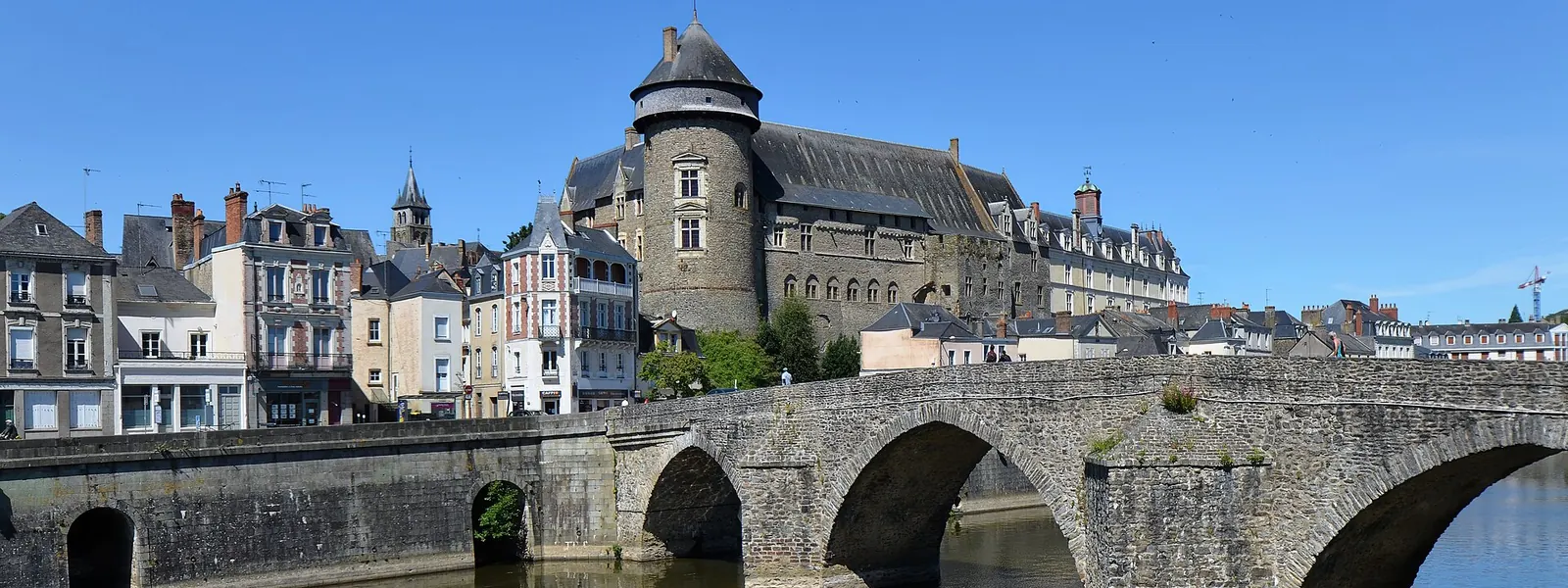 Le Vieux-Château de Laval et le Pont-Vieux au-dessus de la Mayenne, sous un ciel bleu
